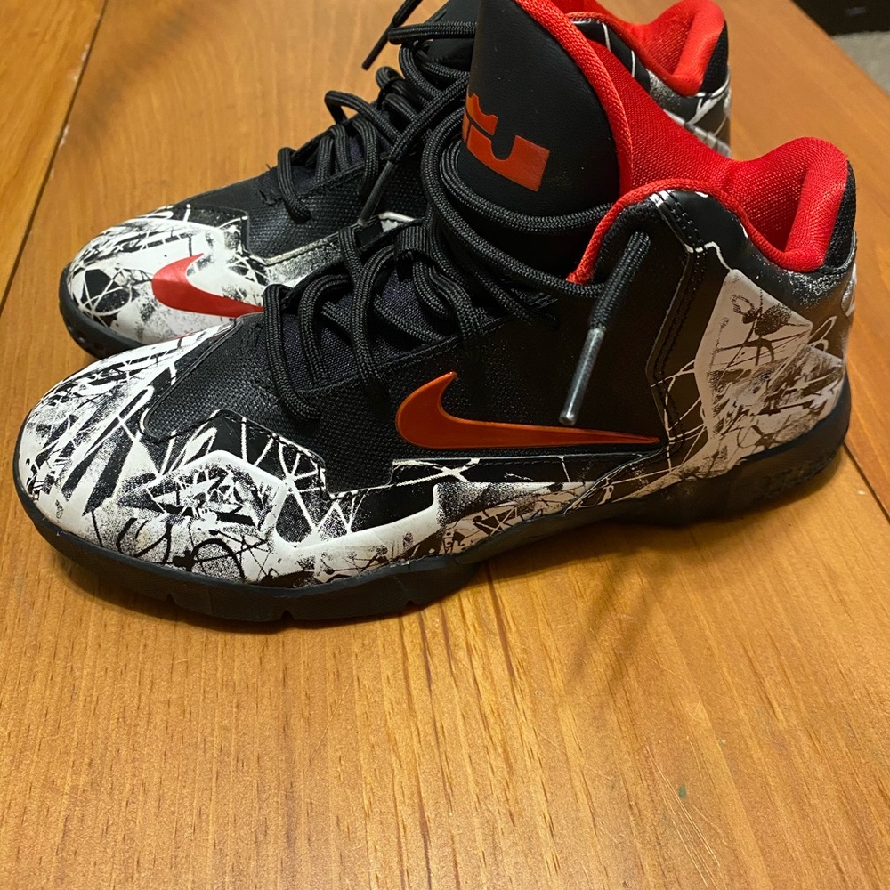 Graffiti Lebron xi “Black History Month”